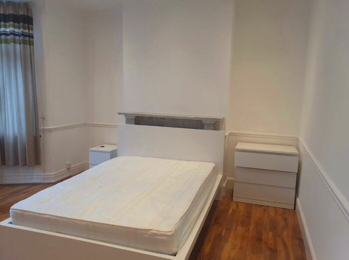 Studio To Rent In Woodstock Gardens, Ilford, London, IG3