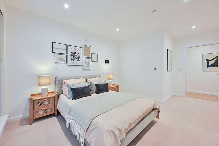 3 Bedroom Flat To Rent In Solomons Passage, Peckham Rye, London, SE15