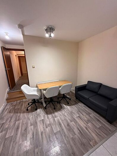 2 Bedroom Flat To Rent In Hendon Lane, London, N3