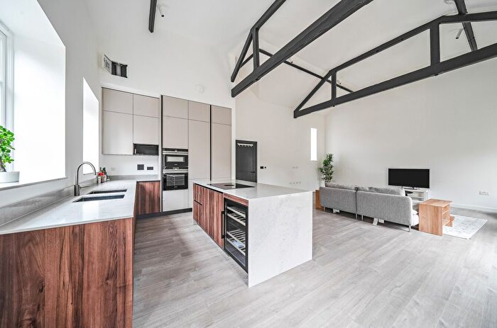 2 Bedroom Flat For Sale In Daffodil Crescent, Barnet, EN4