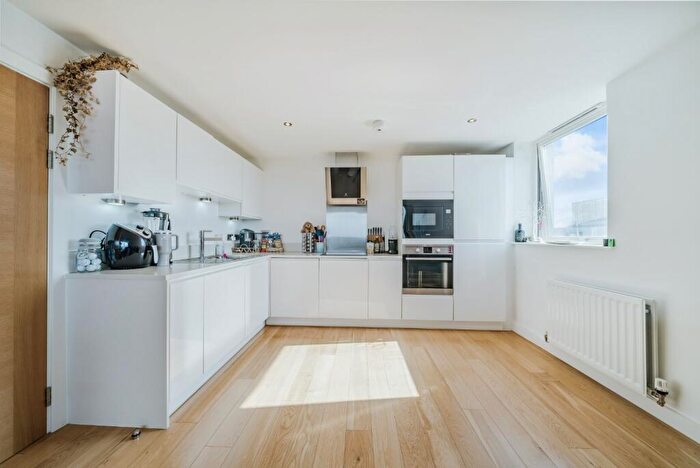 2 Bedroom Apartment To Rent In Mallard Point, Rainhill Way, London, Greater London, E3