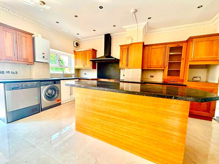 4 Bedroom House To Rent In Ambleside Gardens, Ilford, IG4