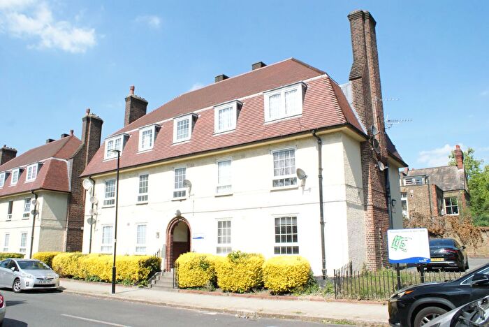 3 Bedroom Flat To Rent In Mountearl Gardens, London, SW16