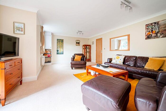 2 Bedroom Flat To Rent In Cross Lanes, , Guildford, GU1