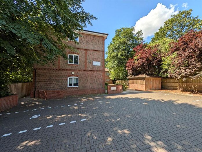 3 Bedroom Apartment To Rent In Reading Road, Wokingham, Berkshire, RG41