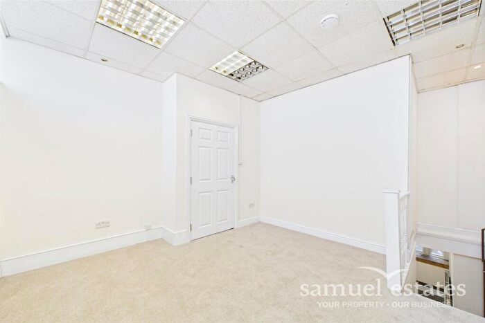 Flat To Rent In High Street, London, SE25