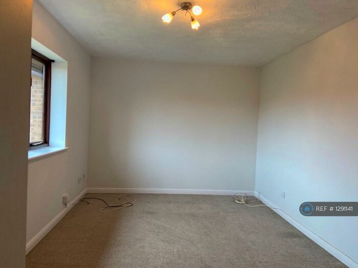 1 Bedroom Flat To Rent In Dalrymple Close, London, N14