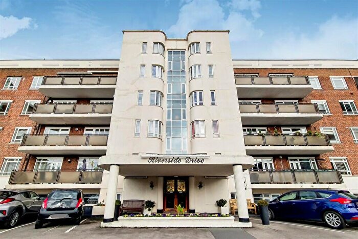 5 Bedroom Penthouse To Rent In Riverside Drive, Golders Green Road, London, NW11