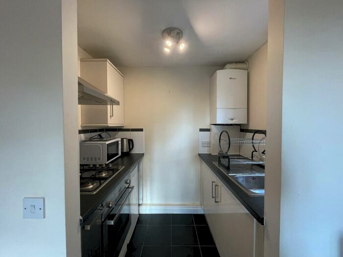 2 Bedroom Flat To Rent In High Street, Staple Hill, Bristol, BS16