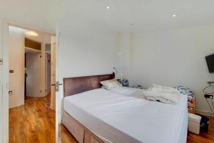3 Bedroom Maisonette To Rent In Woodhouse Road, North Finchley, London, N12