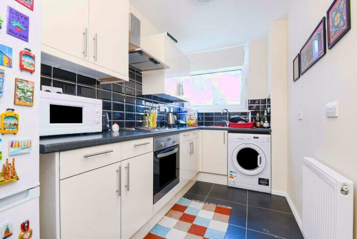 1 Bedroom Flat To Rent In Balham New Road, Balham, SW12