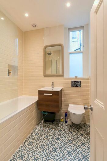 3 Bedroom Flat To Rent In Earls Court Square, Earls Court, London, SW5