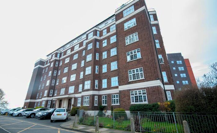 Studio To Rent In St. Clements Court, Broadway West, Leigh-on-Sea, SS9