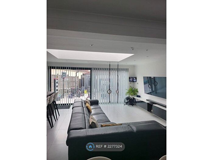 7 Bedroom Semi-Detached House To Rent In Sudbury Heights Avenue, Greenford, UB6