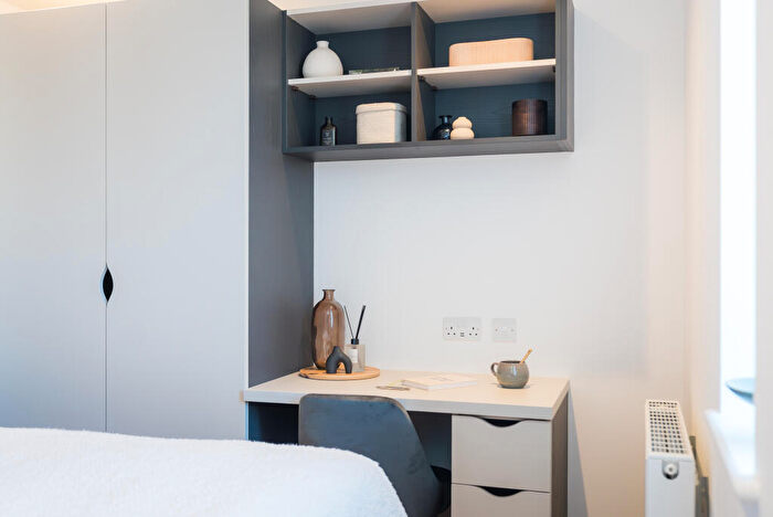 3 Bedroom Apartment To Rent In Apt, Live Oasis Merrion Street Gardens #, LS2
