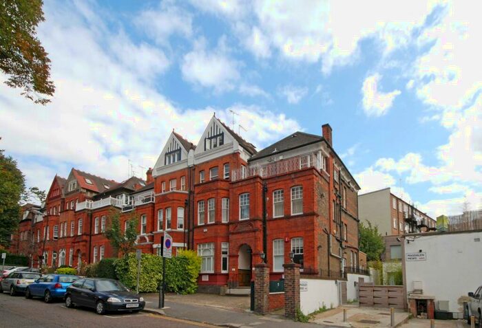 3 Bedroom Flat To Rent In Frognal, Hampstead, London, NW3