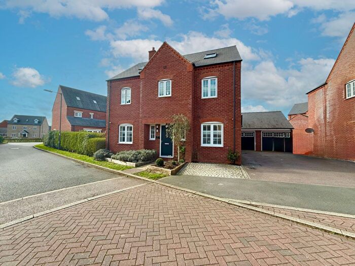 6 Bedroom Detached House For Sale In Arch Grove, Aylesbury, HP18