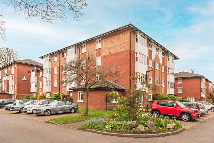 2 Bedroom Flat For Sale In Beechwood Grove, Acton, W3