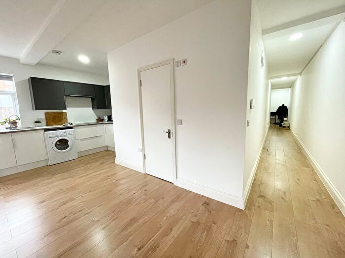 Studio To Rent In Hermitage Road, London, N4