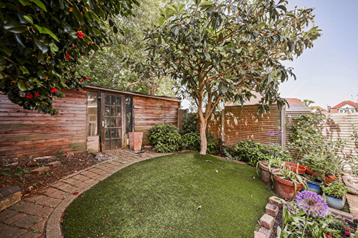 2 Bedroom Flat For Sale In Hornsey Lane Gardens, Highgate, London, N6