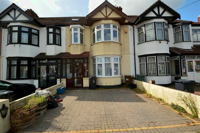 4 Bedroom Property To Rent In Ridgeway Gardens, Ilford, IG4