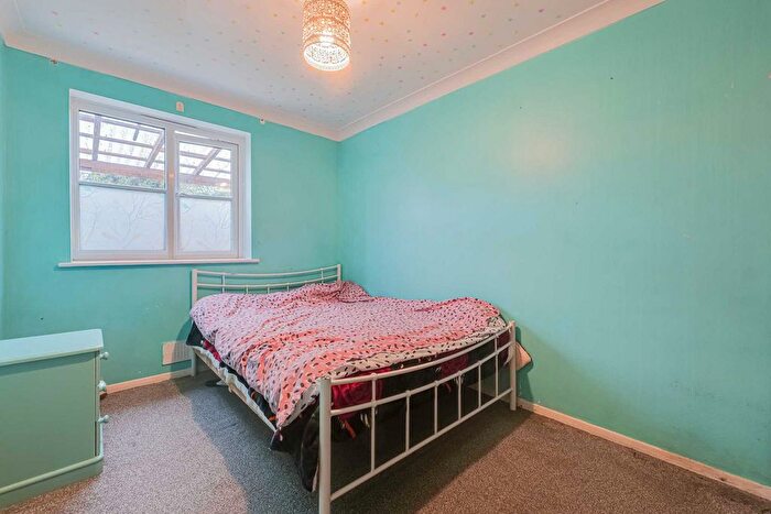 2 Bedroom Flat For Sale In Kent View Road, Basildon, SS16