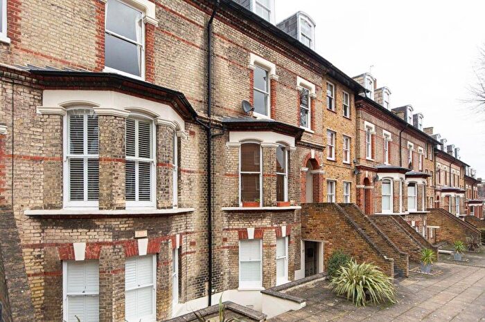 1 Bedroom Flat To Rent In St James Terrace, Boundaries Road, SW12