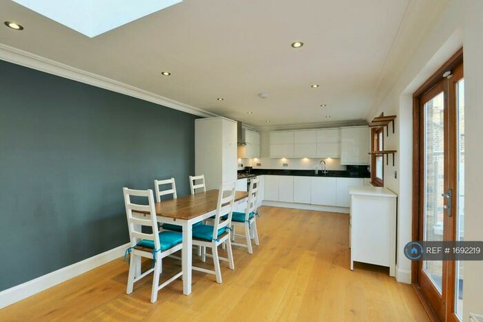 2 Bedroom Flat To Rent In Wallis Mews, London, N8