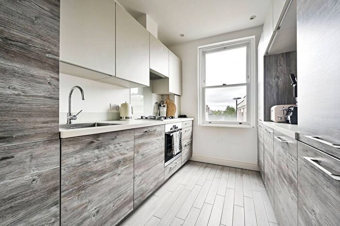 2 Bedroom Flat To Rent In North End Road, Fulham, London, SW6