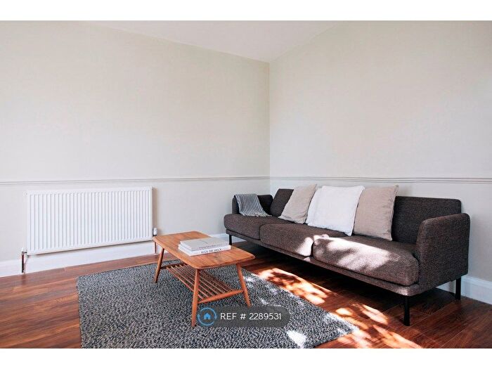 3 Bedroom Flat To Rent In Nunhead, London, SE15