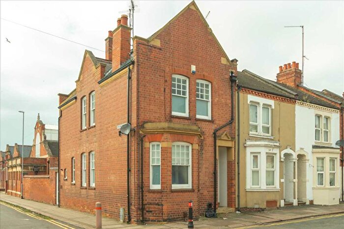 2 Bedroom Flat To Rent In Lutterworth Road, Abington, Northampton, NN1