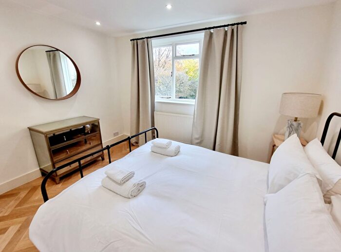 2 Bedroom Flat To Rent In Ladbroke Crescent, London, W11