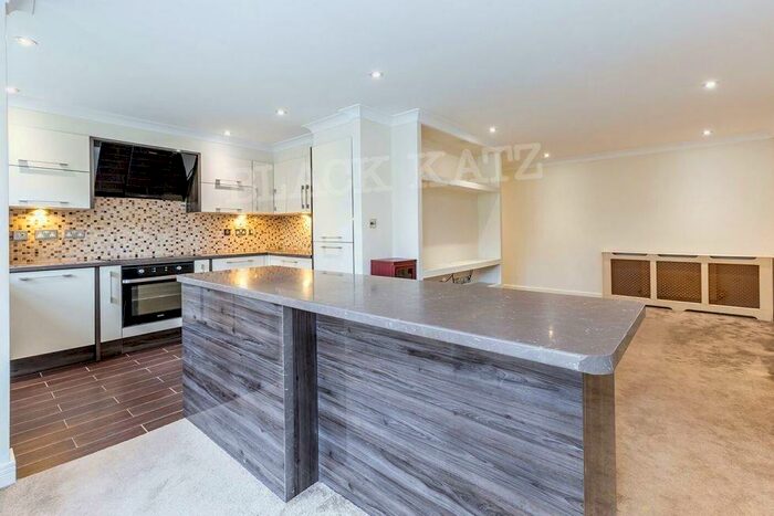 2 Bedroom Flat To Rent In Osier Crescent, N10