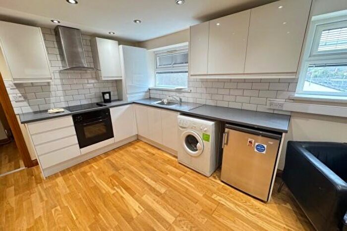 3 Bedroom Flat To Rent In Elm Street Cardiff, CF24