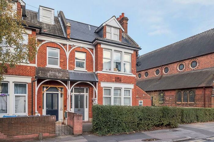 Flat To Rent In King Charles Road, Surbiton, KT5