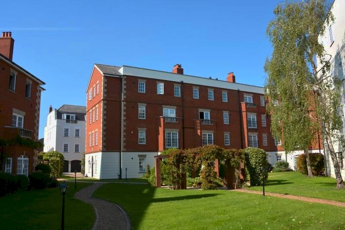 2 Bedroom Flat To Rent In Queens Reach, East Molesey KT8