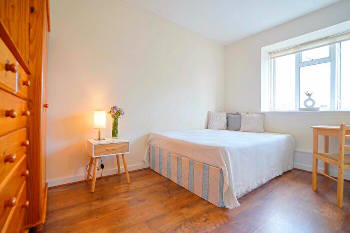 Studio To Rent In The Grange, London, N2