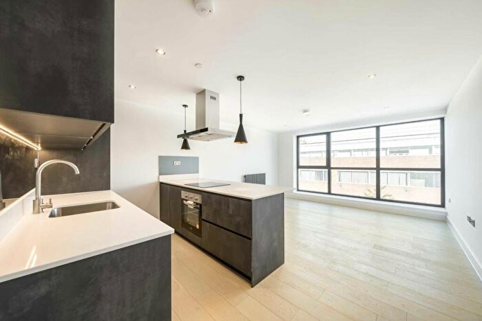 1 Bedroom Flat For Sale In High Street, Weybridge, KT13