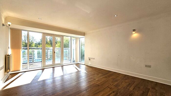 2 Bedroom Flat To Rent In Creswell Drive, Beckenham, BR3