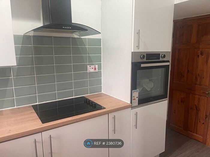 2 Bedroom End Of Terrace House To Rent In Clifton Avenue, Leeds, LS9