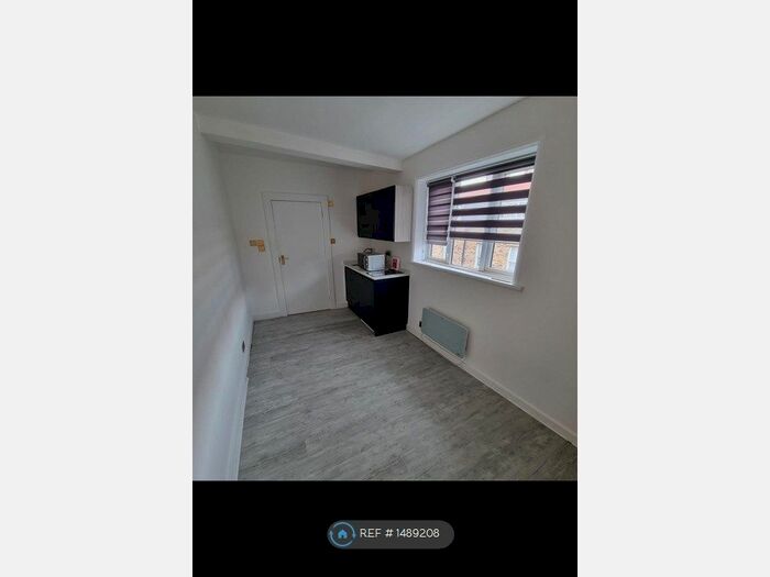 Studio To Rent In Brick Lane, London, E1