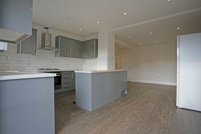 5 Bedroom Semi-Detached House To Rent In Pondfield Road, Dagenham, London, RM10