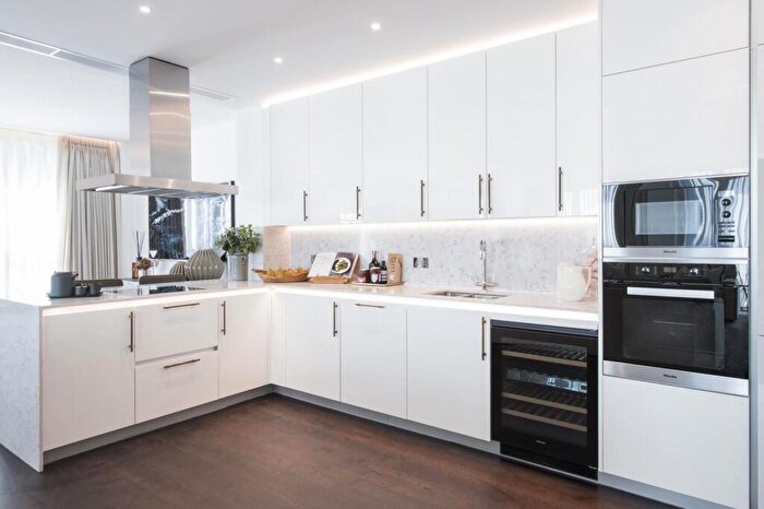 3 Bedroom Flat To Rent In Thornes House, Vauxhall, SW11