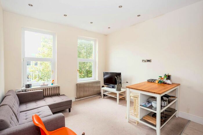 2 Bedroom Flat To Rent In Barons Court Road, Barons Court, London, W14