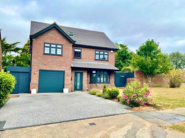 4 Bedroom Detached House For Sale In Priory Road, Romford, RM3