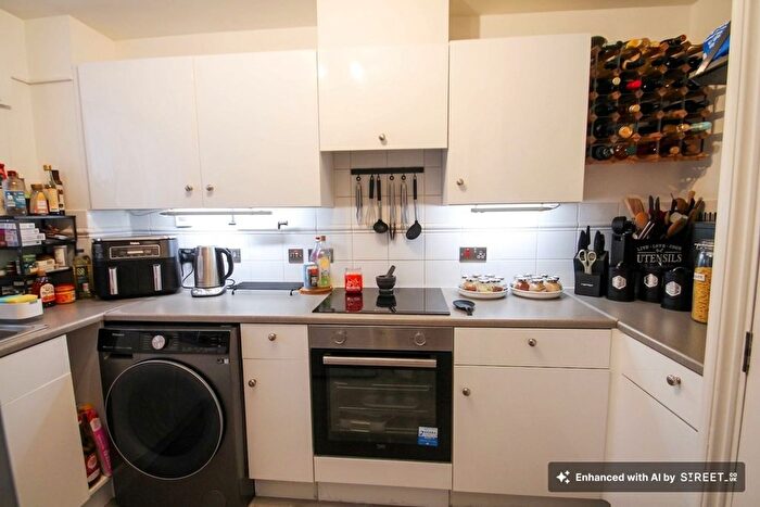 1 Bedroom Flat For Sale In Clarence Close, Barnet, EN4