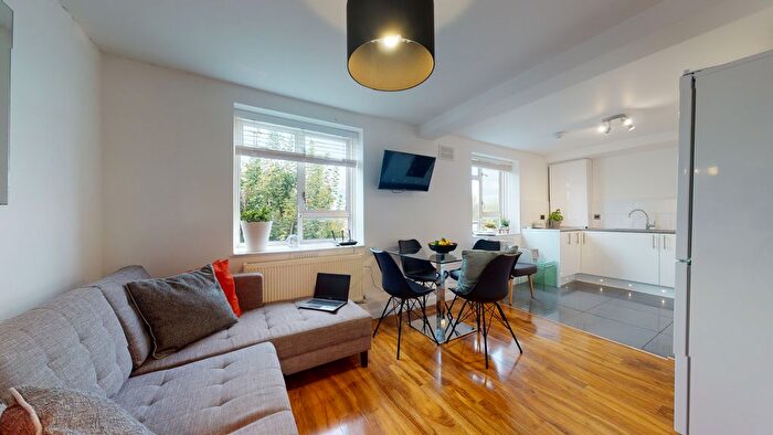 4 Bedroom Flat To Rent In Shalimar Lodge, Horn Lane, London, W3