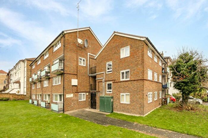 2 Bedroom Flat For Sale In Peveret Close, New Southgate, N11
