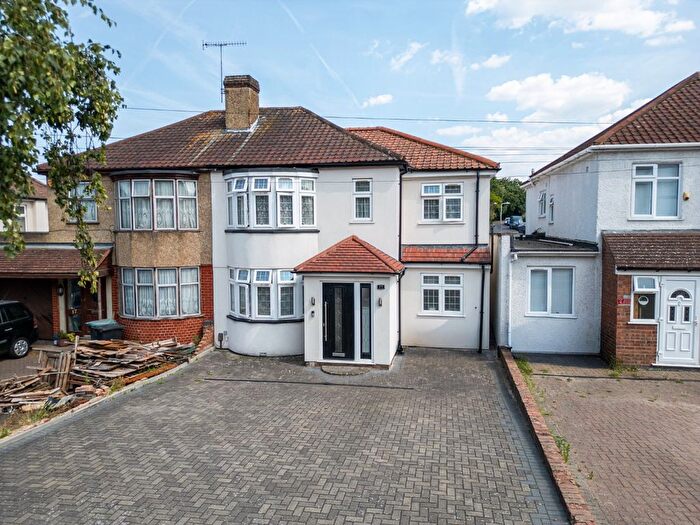 4 Bedroom Semi Detached House For Sale In Valley Drive, Gravesend, Kent, DA12