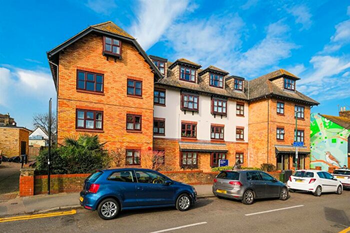 1 Bedroom Retirement Property For Sale In Westleigh Court, Nightingale Lane, Wanstead, E11
